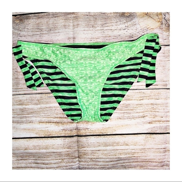 Oakley Green and Black Reversible swim bottom Size M/L - Picture 3 of 7